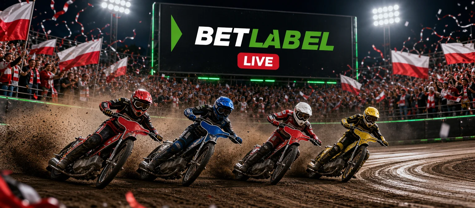 Nocny wyścig żużlowy: motocykle w wirażu w chmurze pyłu, na telebimie logo BetLabel i znak LIVE